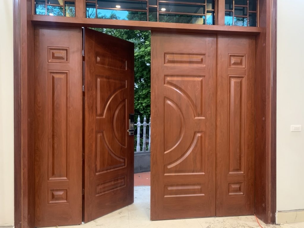 Mẫu cửa sắt sơn tĩnh điện giả gỗ bền đẹp hiện nay