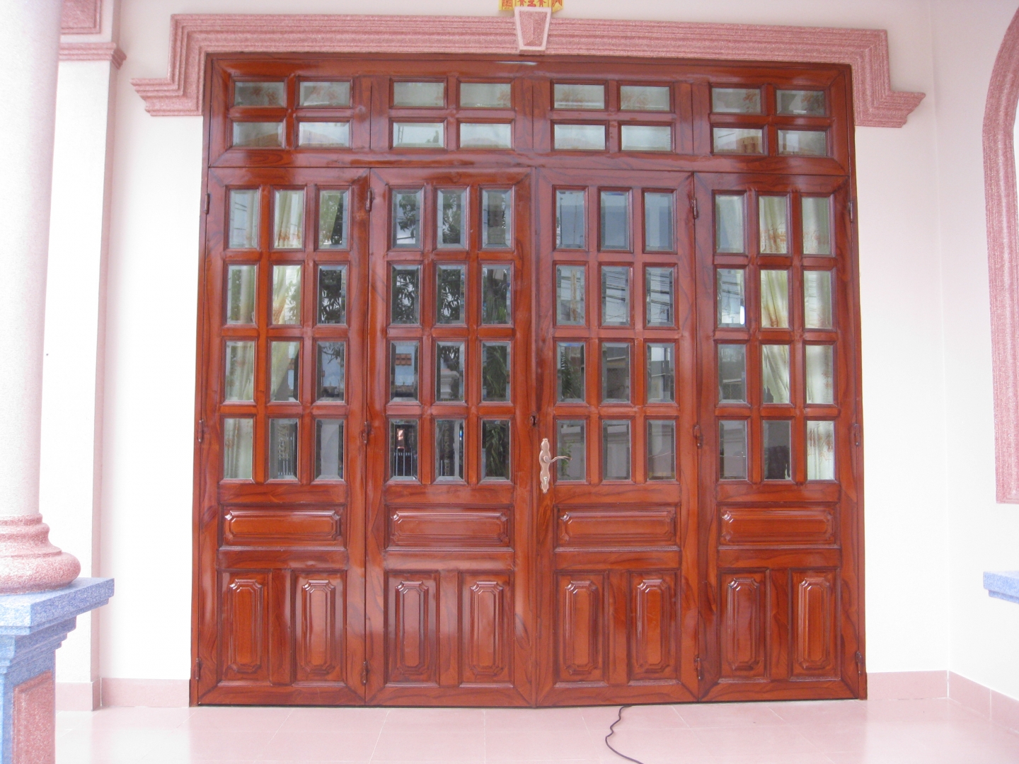 Mẫu cửa sắt sơn tĩnh điện giả gỗ bền đẹp hiện nay